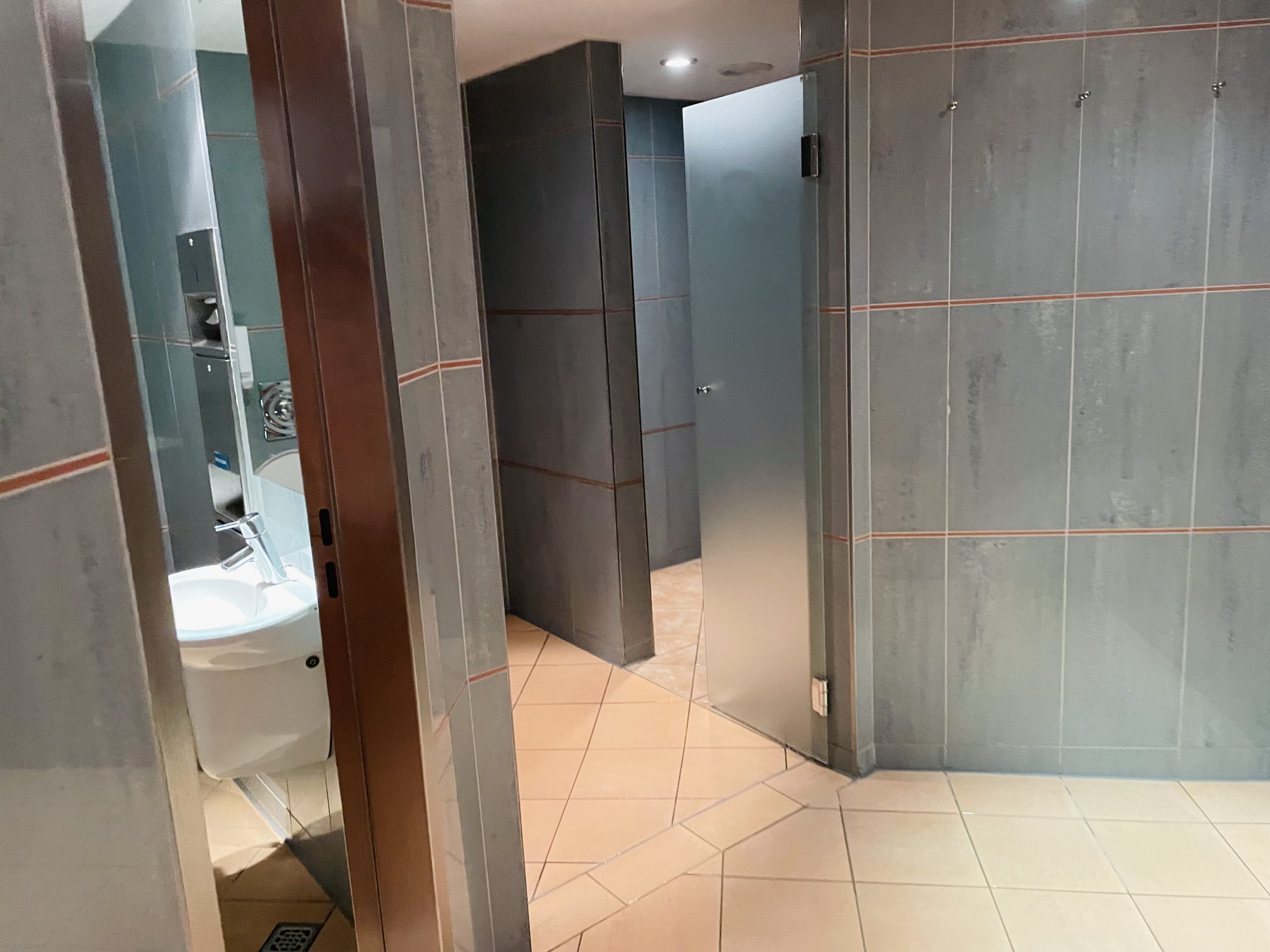 Dusche und WC im Wellness-Bereich des Elysee Grand Hotels