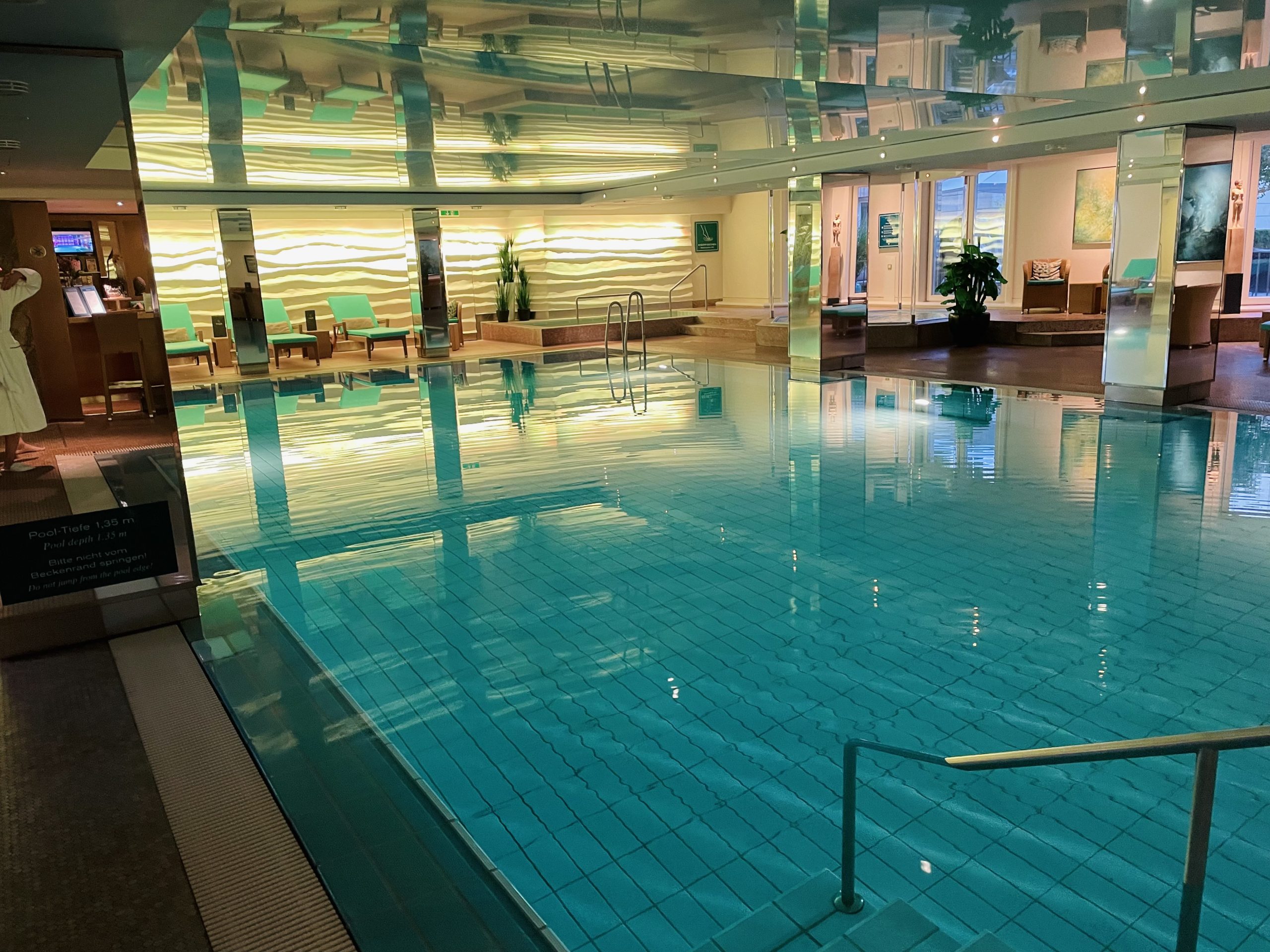 Swimmbad vom Elysee Grand Hotel